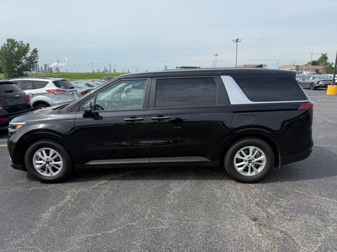 Used 2022 Kia Carnival LX FWD image 3