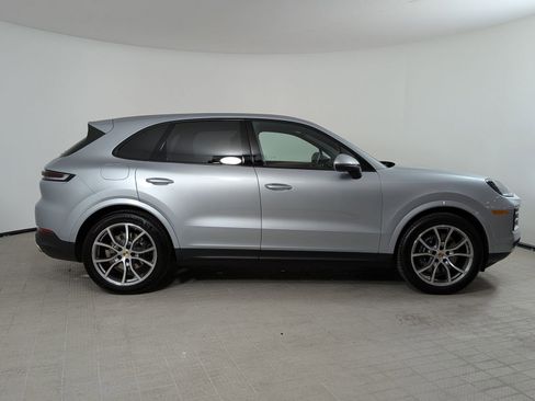 Certified 2025 Porsche Cayenne AWD/4WD image 8