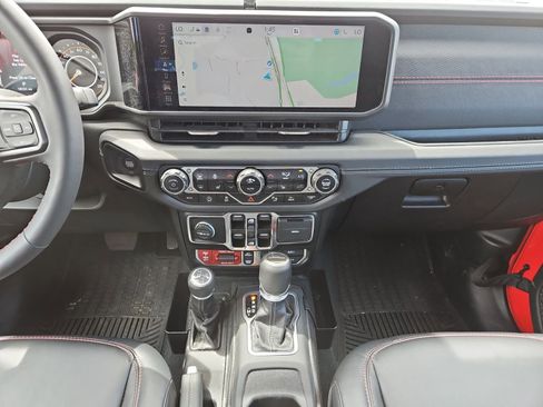 Used 2024 Jeep Gladiator Rubicon AWD/4WD image 11