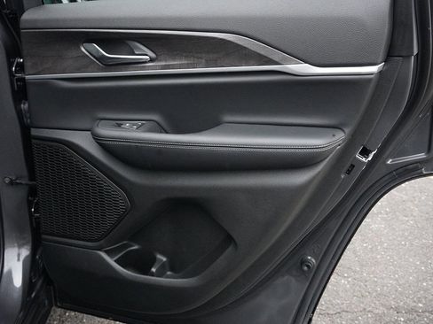 Used 2025 Jeep Grand Cherokee Limited image 29