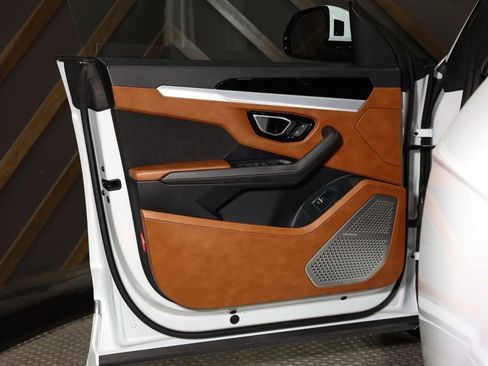 Used 2020 Lamborghini Urus image 36