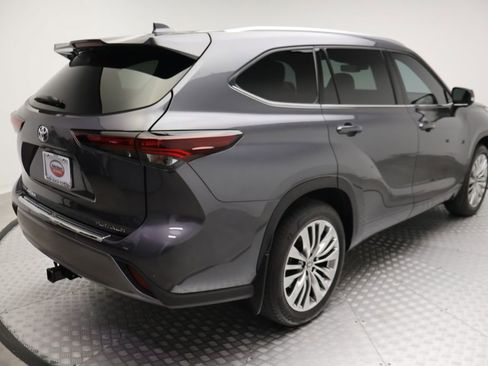 Certified 2024 Toyota Highlander Platinum FWD image 8