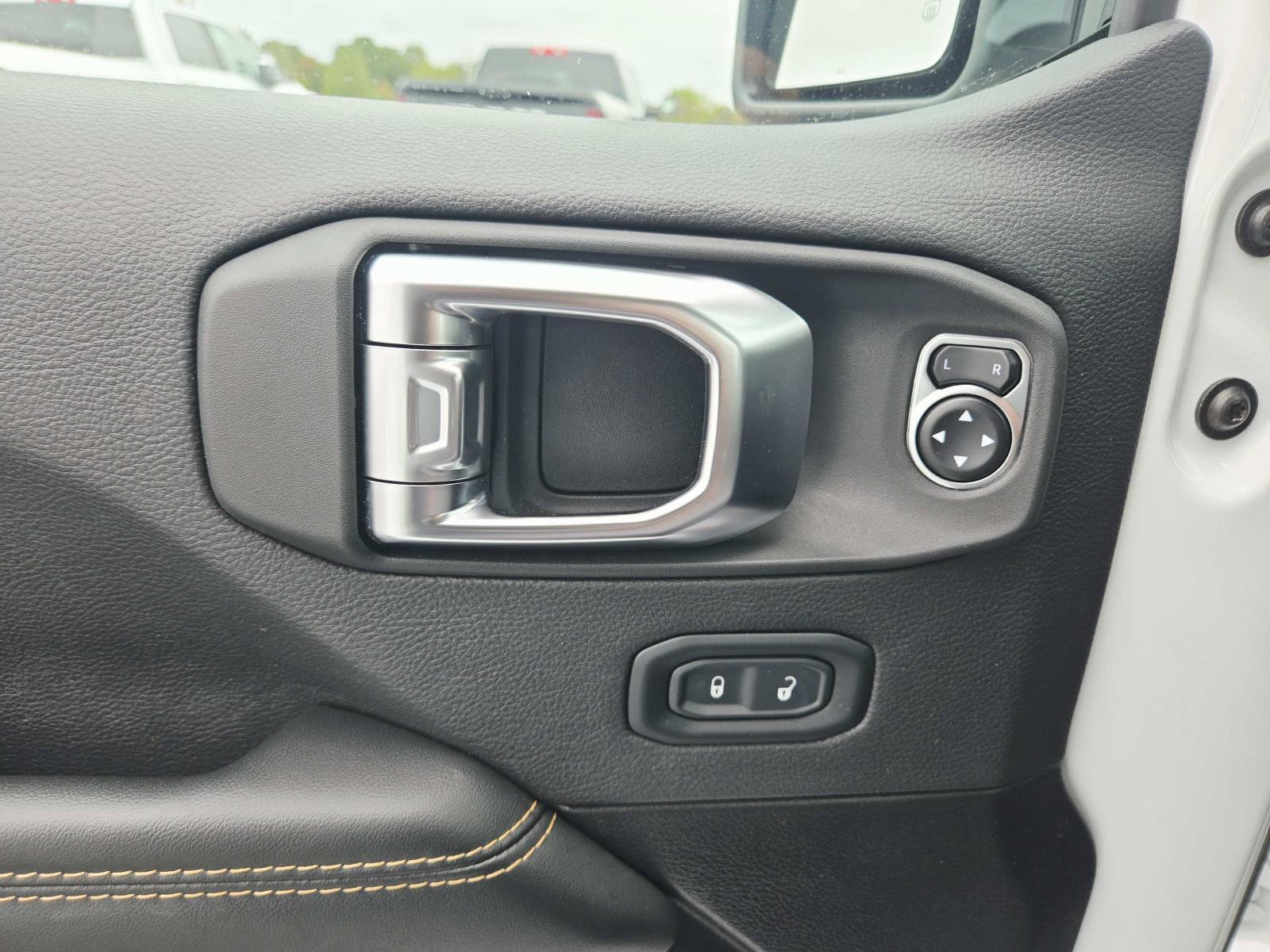 Used 2025 Jeep Wrangler Unlimited Sahara AWD/4WD image 41