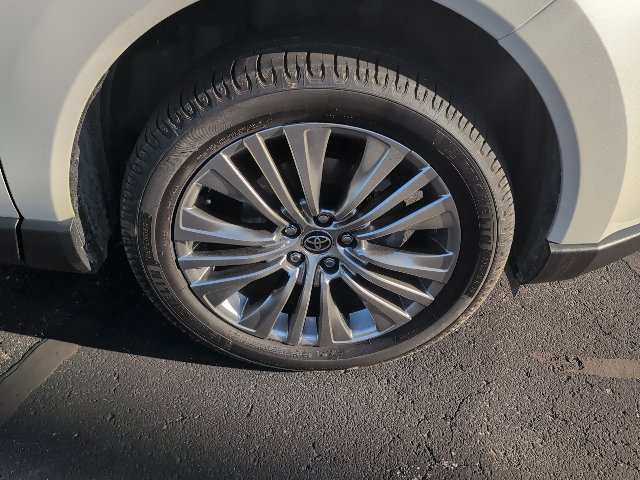 Used 2021 Toyota Venza XLE w/ Softex Package AWD/4WD image 8