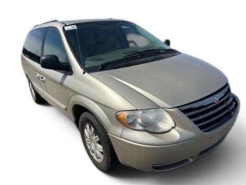 Used 2005 Chrysler Town & Country Touring w/ Leather Interior Group FWD image 8