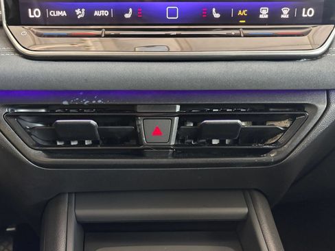 Used 2026 Volkswagen Tiguan SE FWD image 17