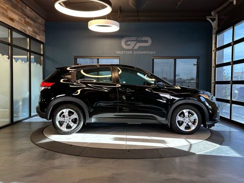 Used 2022 Honda HR-V LX image 2