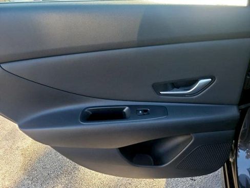 Used 2022 Hyundai Elantra SEL w/ Convenience Package FWD image 17