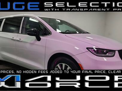 Used 2024 Chrysler Pacifica Select