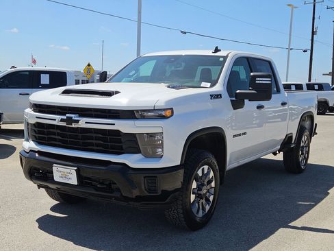 Used 2024 Chevrolet Silverado 2500 Custom w/ Custom Value Package image 7