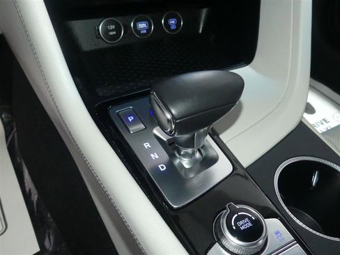 Used 2025 Genesis G70 2.5T image 34