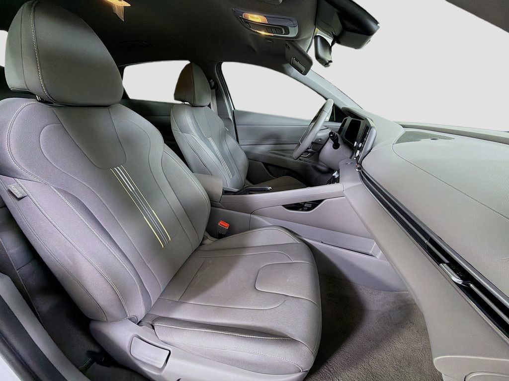 Used 2025 Hyundai Elantra Sport FWD image 29