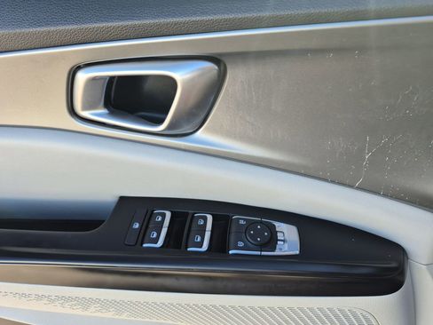 Certified 2023 Kia Carnival LX image 9