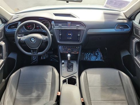 Used 2020 Volkswagen Tiguan SE image 12