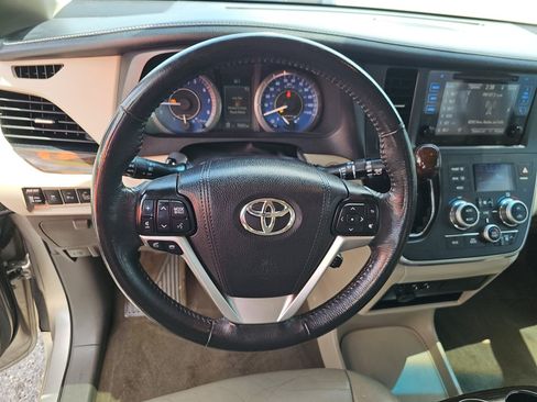Used 2017 Toyota Sienna XLE w/ XLE Navigation Package FWD image 8