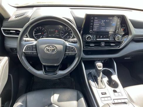 Used 2021 Toyota Highlander XLE image 12