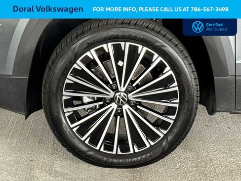 Used 2025 Volkswagen Taos SE FWD image 11