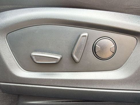 Used 2022 Ford Explorer XLT image 12