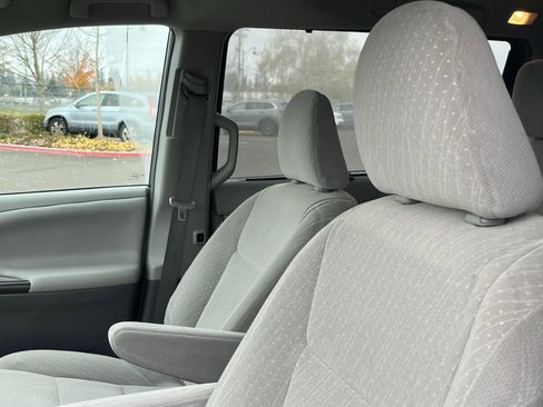 Used 2019 Toyota Sienna LE image 17