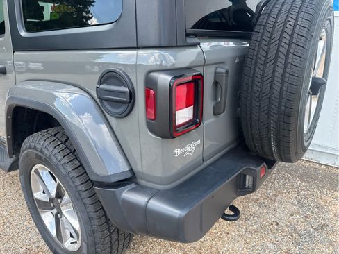 Used 2022 Jeep Wrangler Unlimited Sahara AWD/4WD image 17