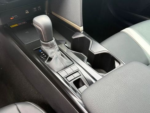 Used 2025 Toyota Camry SE w/ Convenience Package FWD image 19