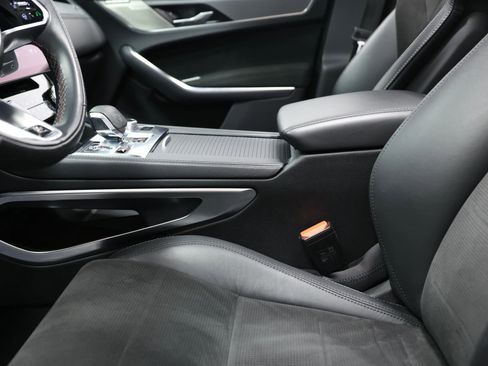 Used 2021 Jaguar F-PACE SVR image 19