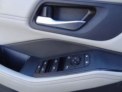 Used 2022 Nissan Rogue SV w/ SV Premium Package image 10