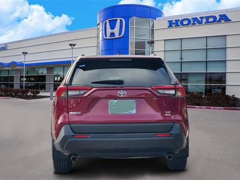 Used 2021 Toyota RAV4 LE image 5