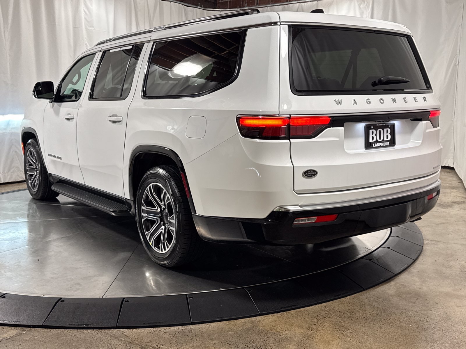 Used 2024 Jeep Wagoneer L Series II w/ Flexible Seating Group AWD/4WD image 9
