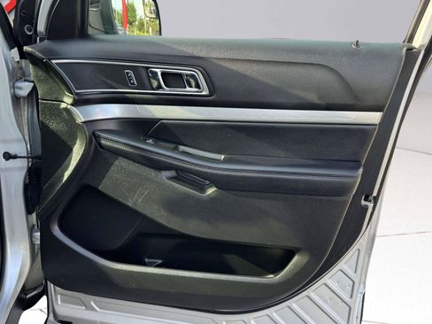 Used 2017 Ford Explorer XLT FWD image 41