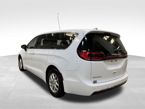 Used 2023 Chrysler Pacifica Touring-L FWD image 3