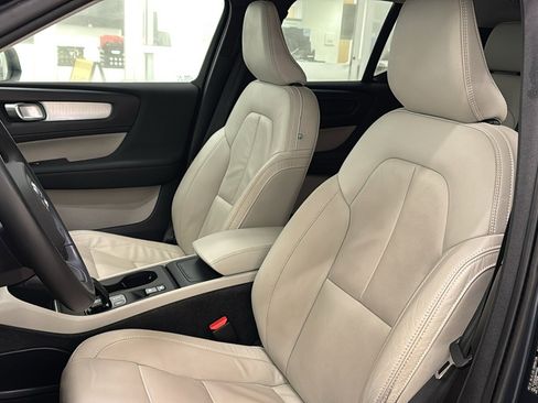 Used 2022 Volvo XC40 T5 Momentum w/ Protection Package image 22