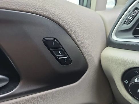 Used 2023 Chrysler Pacifica Touring-L FWD image 23