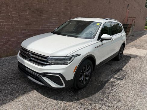 Used 2023 Volkswagen Tiguan SE FWD image 1