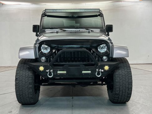Used 2018 Jeep Wrangler Unlimited Sahara AWD/4WD image 8