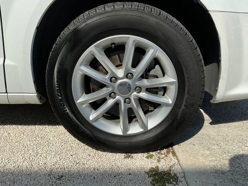 Used 2019 Dodge Grand Caravan SXT image 18