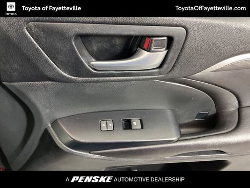 Used 2017 Toyota Highlander SE image 24