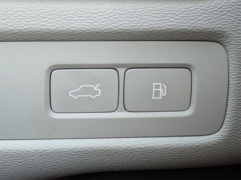 Certified 2025 Volvo XC60 T8 Core w/ Protection Package Premier image 31