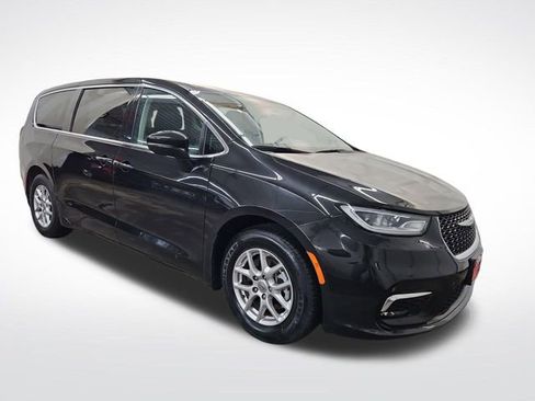 Used 2023 Chrysler Pacifica Touring-L image 11
