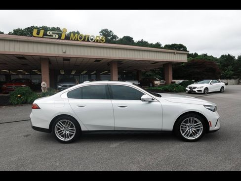 Used 2025 BMW 530i xDrive AWD/4WD image 1