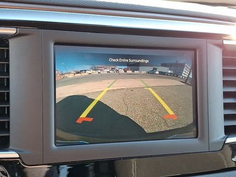 Used 2023 Chrysler Voyager LX image 18