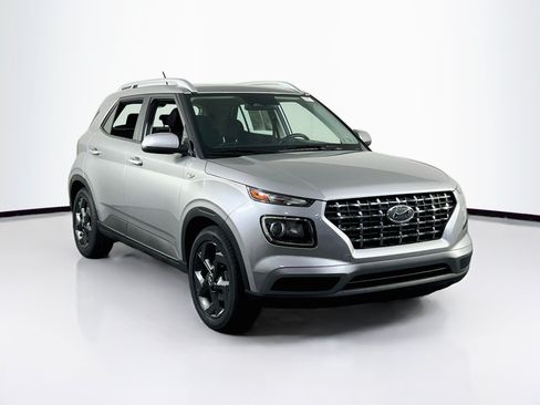 Used 2023 Hyundai Venue SEL FWD image 3