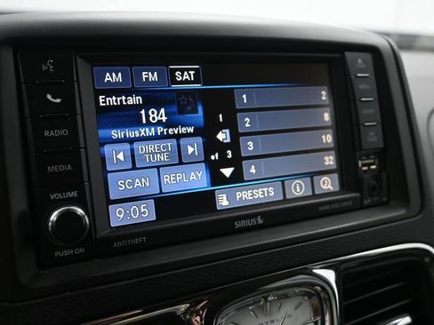 Used 2013 Chrysler Town & Country Touring-L w/ Driver Convenience Group FWD image 18