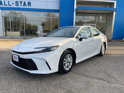 Used 2025 Toyota Camry LE image 3