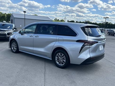 Used 2024 Toyota Sienna LE FWD image 7