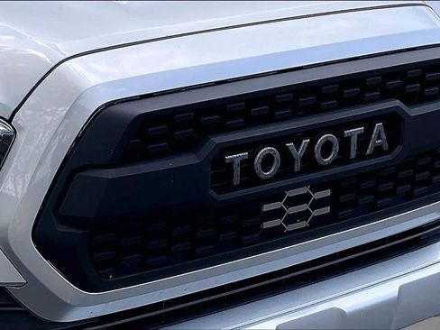 Used 2022 Toyota Tacoma TRD Sport w/ Technology Package AWD/4WD image 29