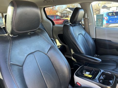 Used 2020 Chrysler Pacifica Touring-L image 33