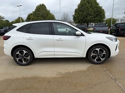 Used 2023 Ford Escape ST-Line Select w/ Tech Pack #2 AWD/4WD image 3
