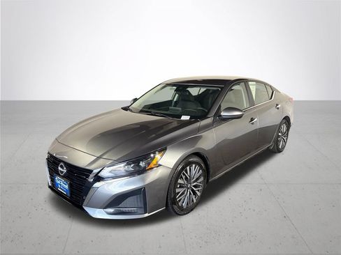 Used 2023 Nissan Altima 2.5 SV FWD image 2