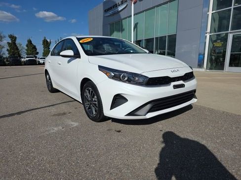 Used 2023 Kia Forte LXS image 3